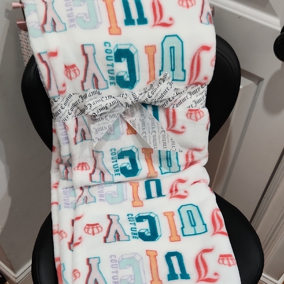 🔹️Juicy Couture🔹️ Multicolor "Juicy In Caps "Blanket Throw - Picture 1 of 6